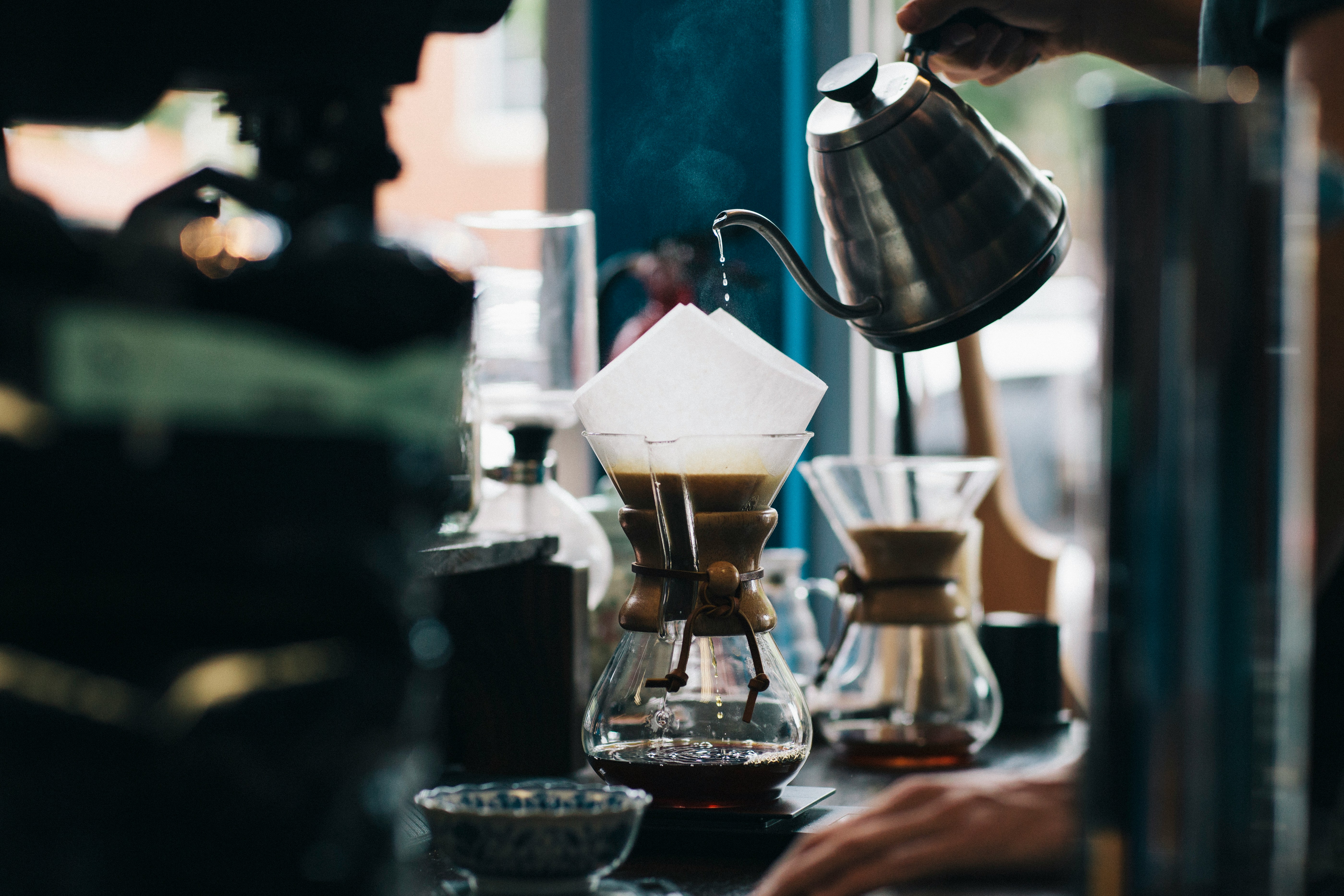 ハンドドリップでコーヒーを淹れる様子
